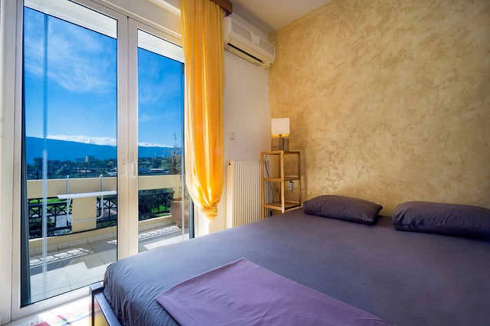 Entire apartment, Souda bay Penthouse - next to the beach - nature and farm around in Chania region