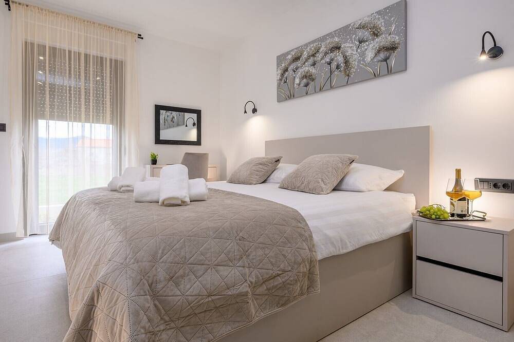 Decimum - Private Luxury Villa with Heated Pool & Spa near Split in Dalmatinisches Zagora