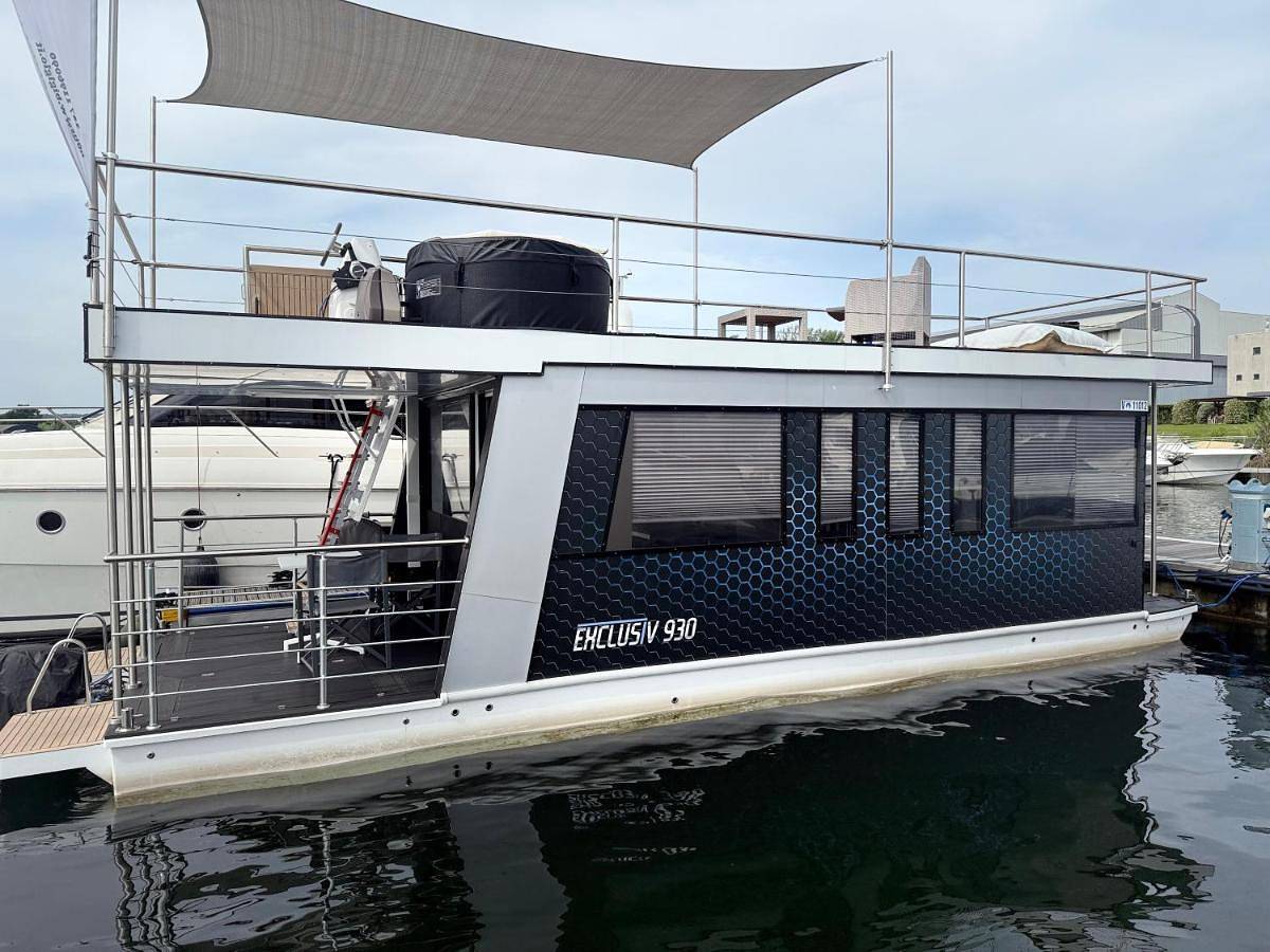 Neon Bigigio House Boat in Comune di Sesto Calende, Lago Maggiore (Lombardia)