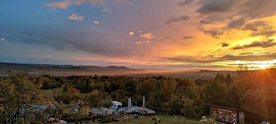 Kemping dla 4 osób, z basen i taras oraz ogród, zwierzęta dozwolone w Rumunia