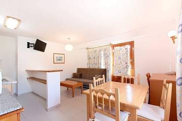 Apartment for 5 People in Santa Eulària des Riu, East Ibiza, Photo 4