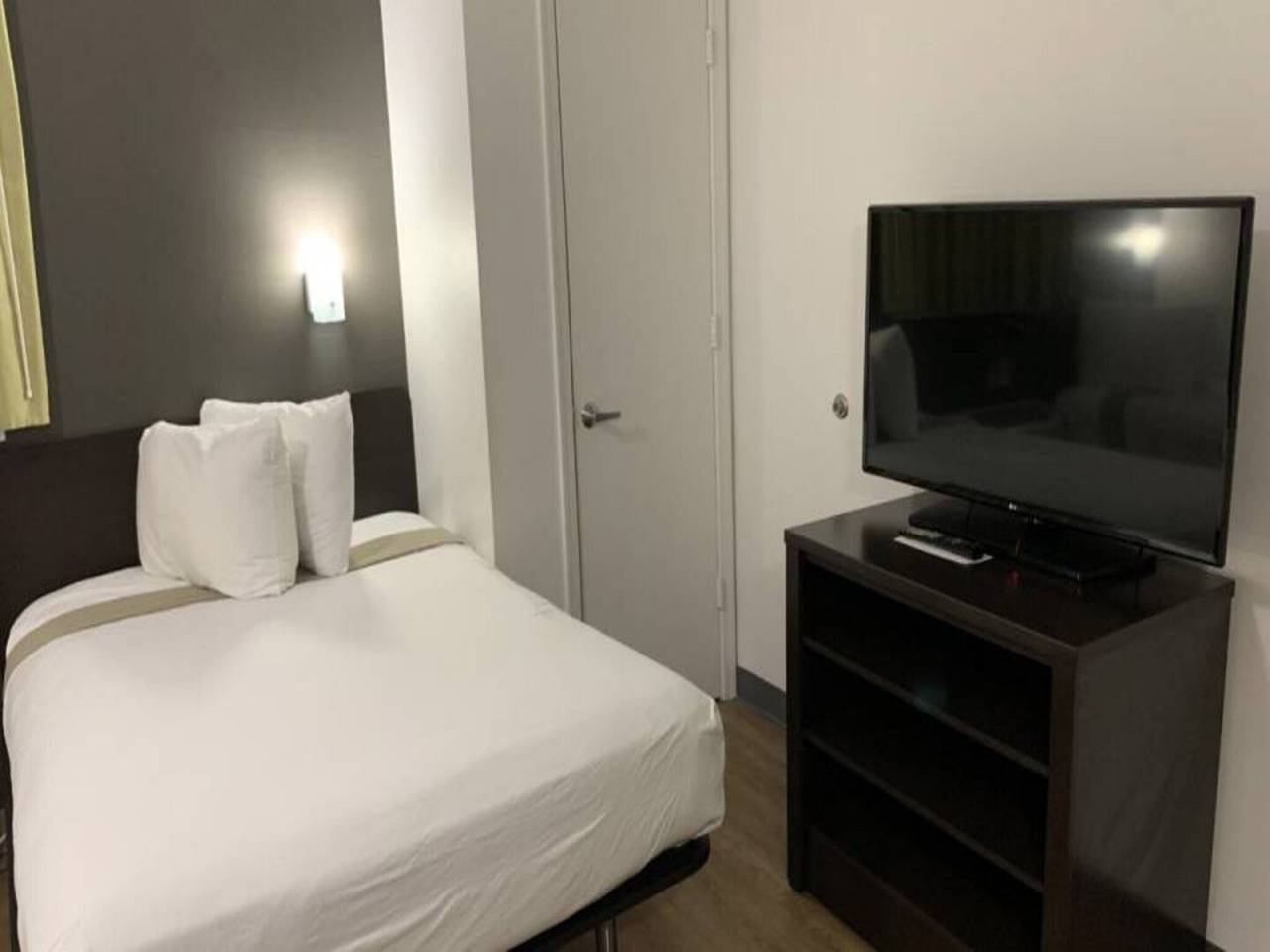 Entire apartment, 1 Queen Bed|Ada/Ri Shower/Smk/Kitchen in Hampton (VA), Hampton City