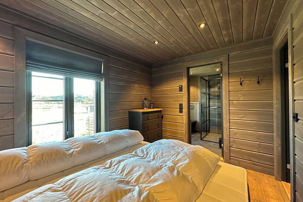 Modern cabin at Høgevarde panoramic view, fireplace and Ev charger in Flå