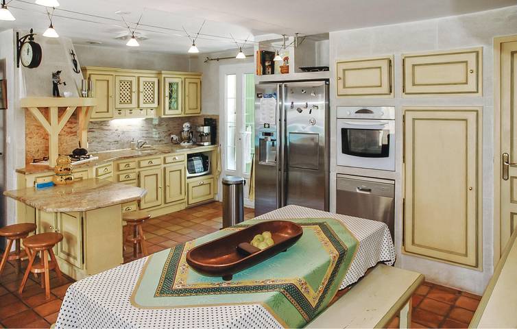 Location de vacances pour 6 personnes, avec piscine ainsi que jardin et terrasse à Boulbon - 4