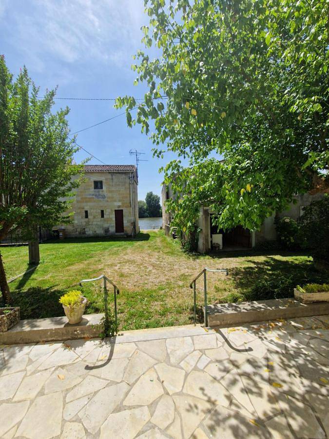 Location de vacances pour 6 personnes, avec terrasse ainsi que jardin et vue à Vignonet