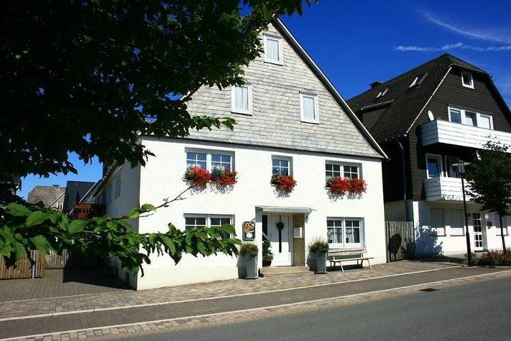 Ferienhaus für 6 Personen, mit Balkon/Terrasse und Terrasse, kinderfreundlich im Sauerland