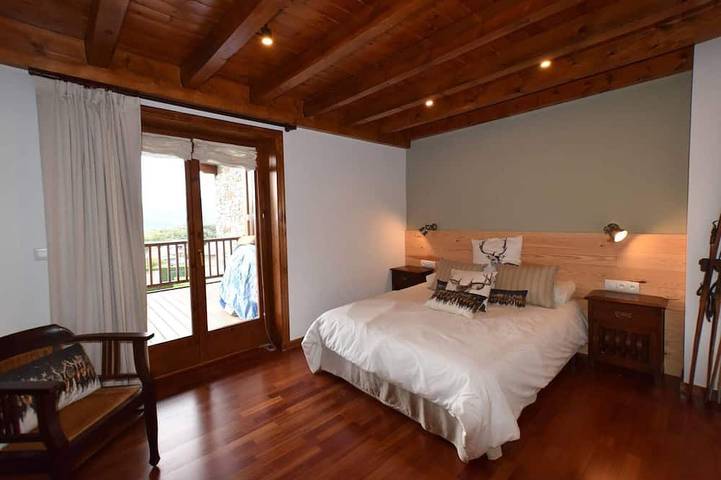 Gîte pour 11 personnes, avec piscine ainsi que terrasse et jardin à Angoustrine-Villeneuve-des-Escaldes - 4