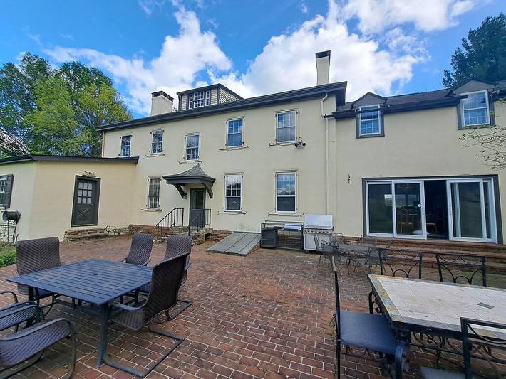 Barn for 14 people, with yard in Chester County