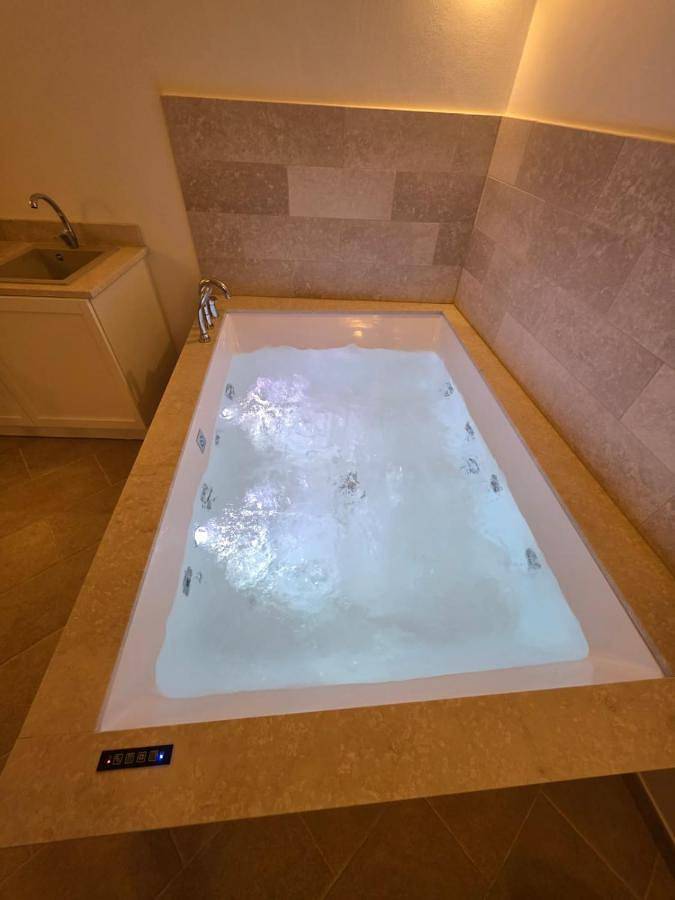 B&b per 4 persone, con piscina e idromassaggio nonché balcone, adatto a famiglie con bambini a Ruffano