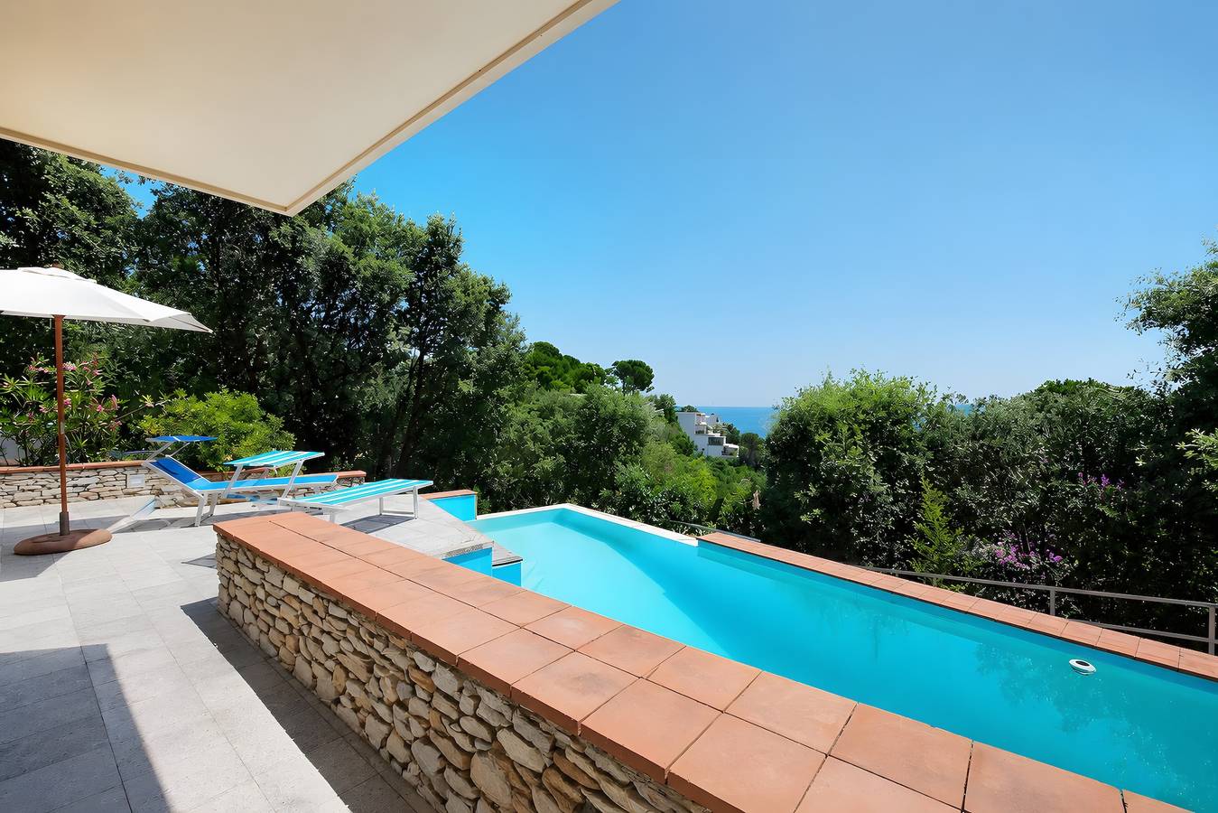 Villa Roberta – Pool, Garden, Wifi & Private Parking, Privacy in the Pinewood in Arenzano, Riviera di Ponente