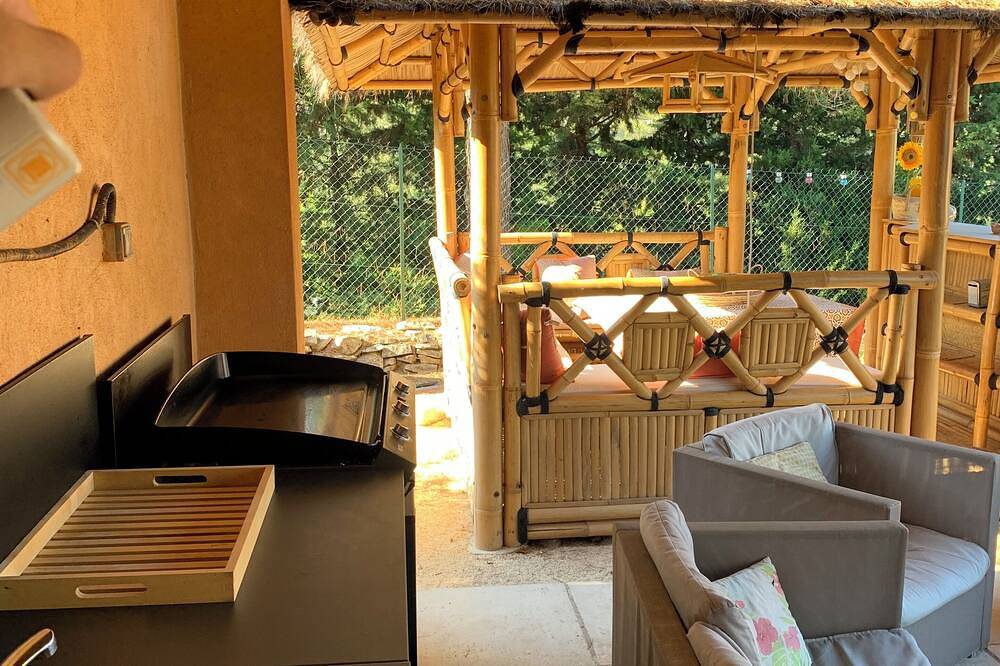 Les Huppes Guest rooms nestled in the heart of the garrigue with swimming pool in Nîmes, Nimes region
