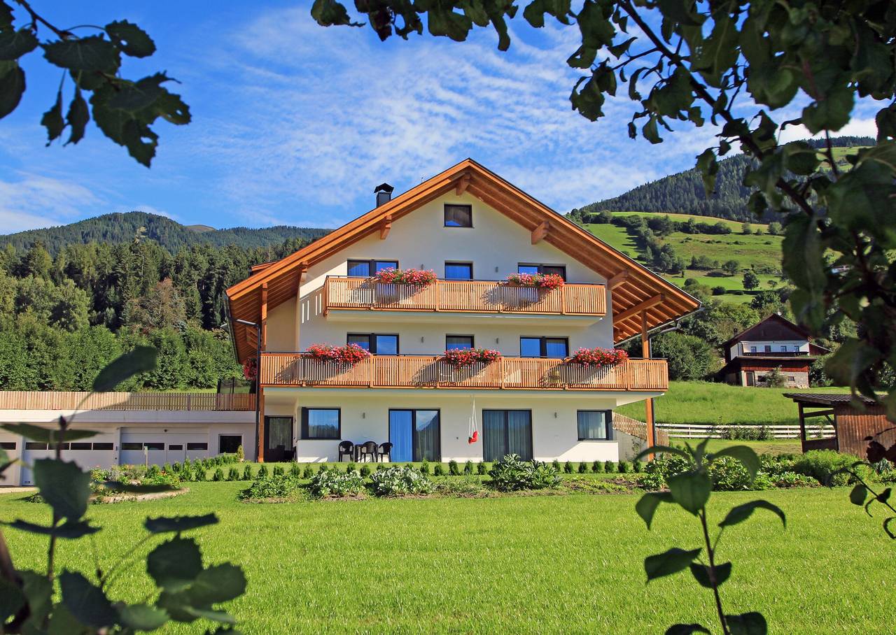 Ganze Wohnung, Ferienwohnung "Stiflerhof Apt Alpenrose" mit Bergblick, Gemeinschaftsgarten und Wlan in Issing, Pfalzen
