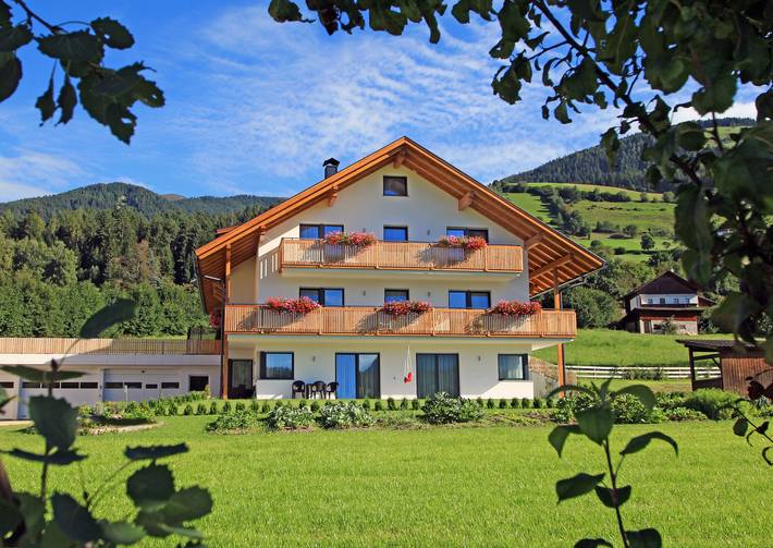 Ganze Wohnung, Ferienwohnung "Stiflerhof Apt Alpenrose" mit Bergblick, Gemeinschaftsgarten und WLAN in Issing, Pfalzen