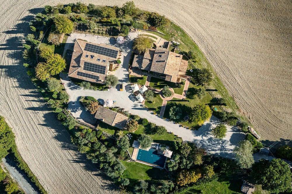 Ganze Wohnung, La Corte del Gusto - Der weiße Maulbeerbaum Apt. mit Pool und einer atemberaubenden Aussicht in Arcevia, Ancona Provinz