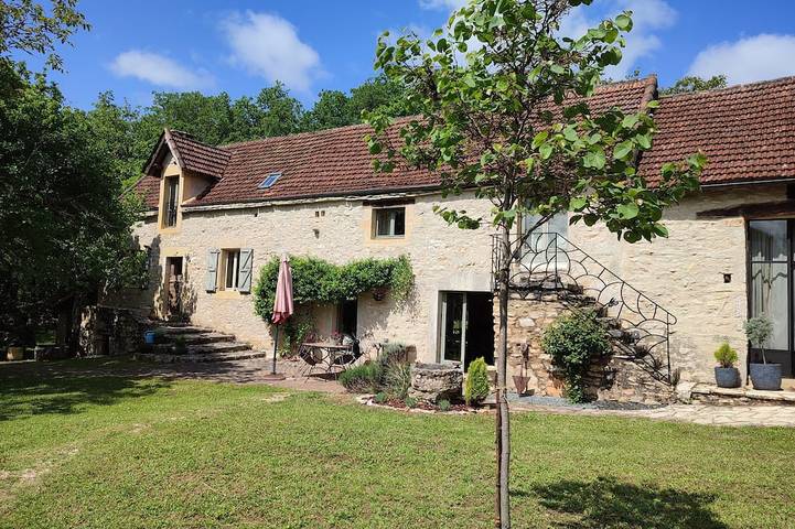 Gîte pour 8 personnes, avec jardin, animaux acceptés à Lugagnac