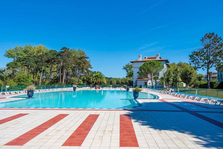 Appartement entier, Appartement « Bordaberry » avec piscine partagée, terrasse privée et Wi-Fi in Urrugne, Région de Bayonne
