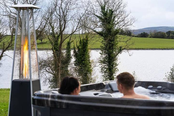 Holiday rental for 6 people, with hot tub and garden, with pets in County Fermanagh