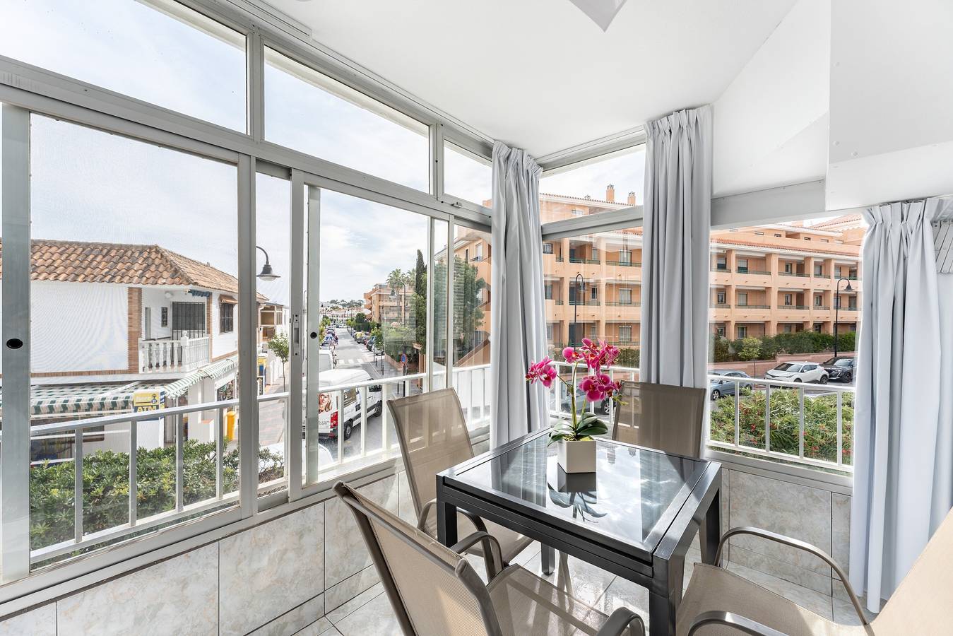 Entire studio, Studio Apartment 'Butiplaya Frontline Beach' with Sea View, Wi-Fi and Air Conditioning in La Cala de Mijas, Mijas