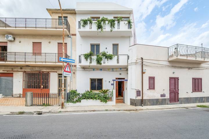 Entire apartment, Holiday Home 'Appartamento Marika' with Private Terrace, Wi-Fi and Air Conditioning in Pace del Mela, Messina Province