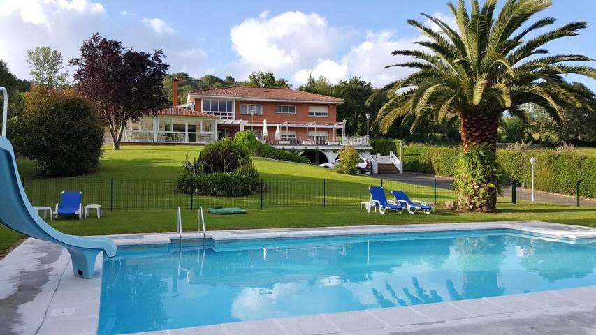 Hôtel pour 2 personnes, avec Terrasse ainsi que Jardin et Piscine