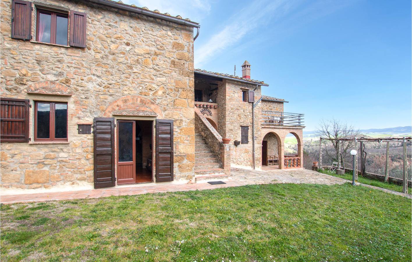 Geheel vakantieappartement, Tuinzicht appartement met parkeerplaats, AC & internet in Volterra, Provincie Pisa