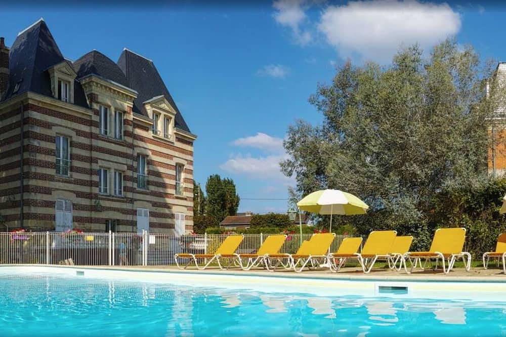 Appartement entier, Cosy appartement dans une villa avec piscine , proche du centre et de la mer in Cabourg, Région de Caen