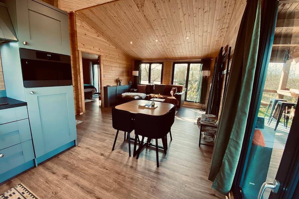 Favourite Lodge with Hot Tub at Kingfisher Lakes | Panoramic Views | Sunny Deck! in Brandesburton, East Riding of Yorkshire