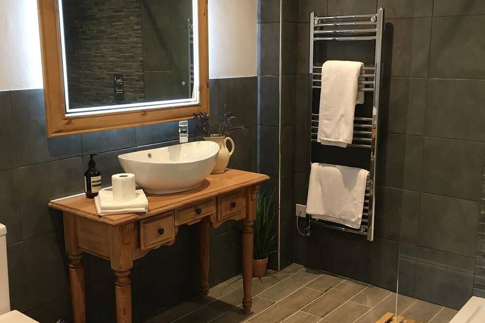 Charming country retreat -Lakeview Cottage with Hot tub in Wisbech, Cambridgeshire