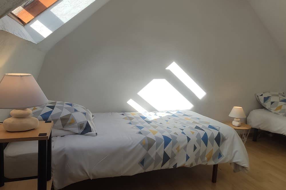 Pretty Breton house close to the beach, 300 m from the Gr34. in Pordic, Côte de Goëlo