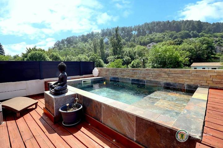 Location de vacances pour 3 personnes, avec piscine ainsi que vue et jardin à Labégude