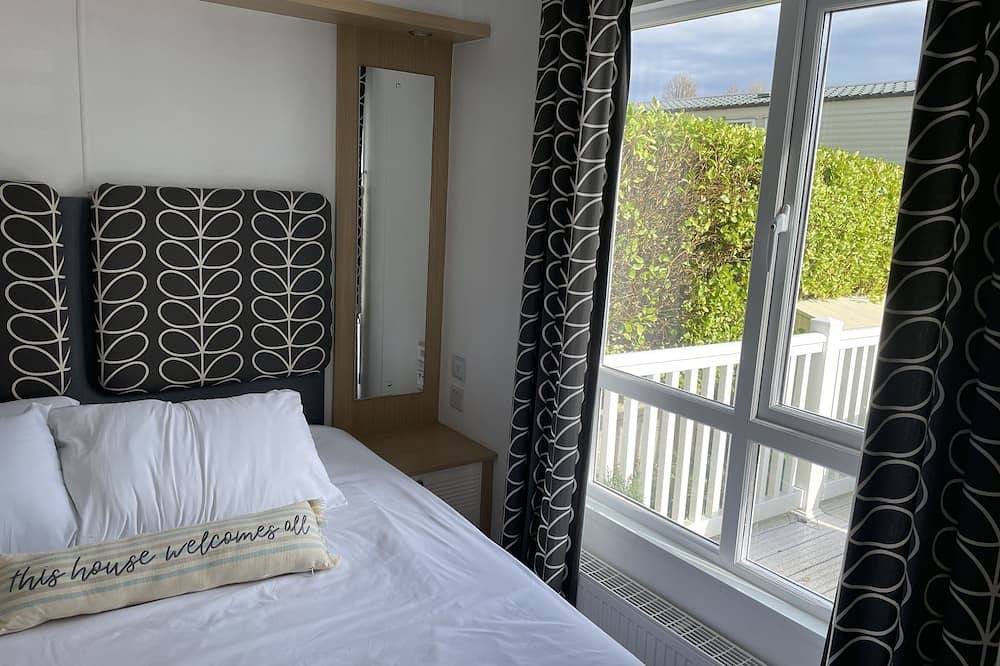 Water Lily lovely dog friendly caravan on Rockley Park, Poole Harbour + Sea View in Poole, Poole Harbour