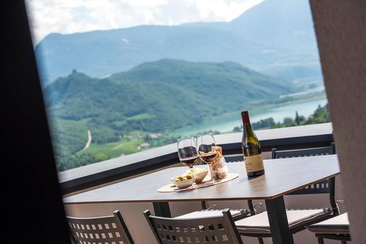 Gîte pour 4 personnes, avec Balcon et Terrasse ainsi que Jardin et Vue sur le lac à Moena