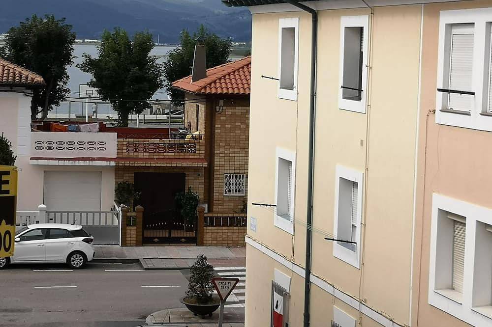 Apartamento entero, Apartamento en paseo marítimo Santoña, a escasos metros de puerto y playa. Wifi in Santoña, Costa de Cantabria
