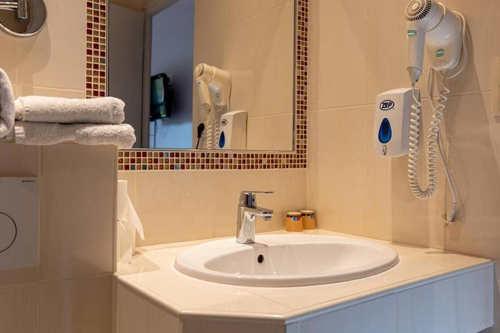 Hôtel pour 2 personnes, avec piscine et jardin, animaux acceptés à Tournus - 2