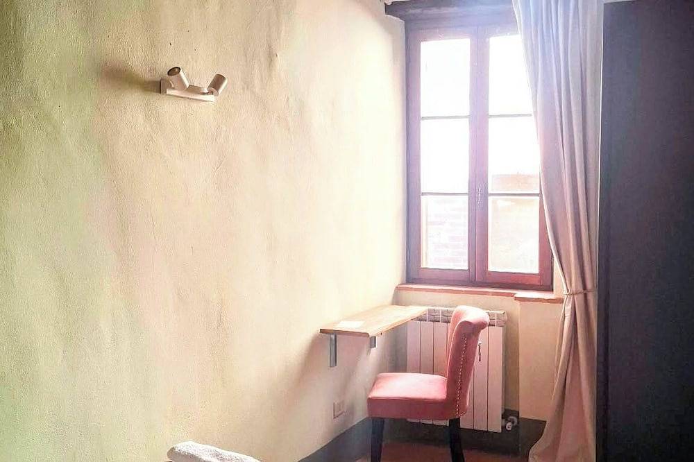 Apartamento entero, Elegant Apartment in Paciano's Historic Center with 2 En-suite Bedrooms in Paciano, Provincia de Perugia