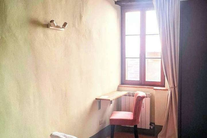 Appartement entier, Elegant Apartment in Paciano's Historic Center with 2 En-suite Bedrooms in Paciano, Province de Pérouse