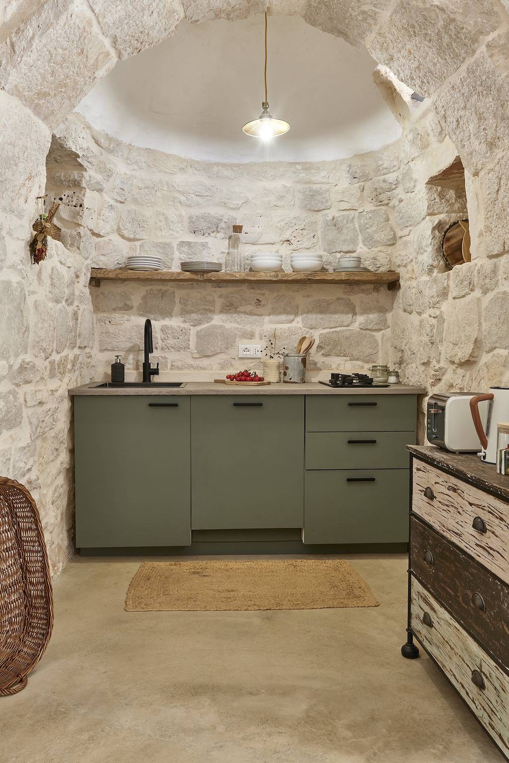 Entire apartment, Apartment 'Trullo Dei Noci Con Piscina' with Private Pool, Wi-Fi and Air Conditioning in Ceglie Messapica, Salento