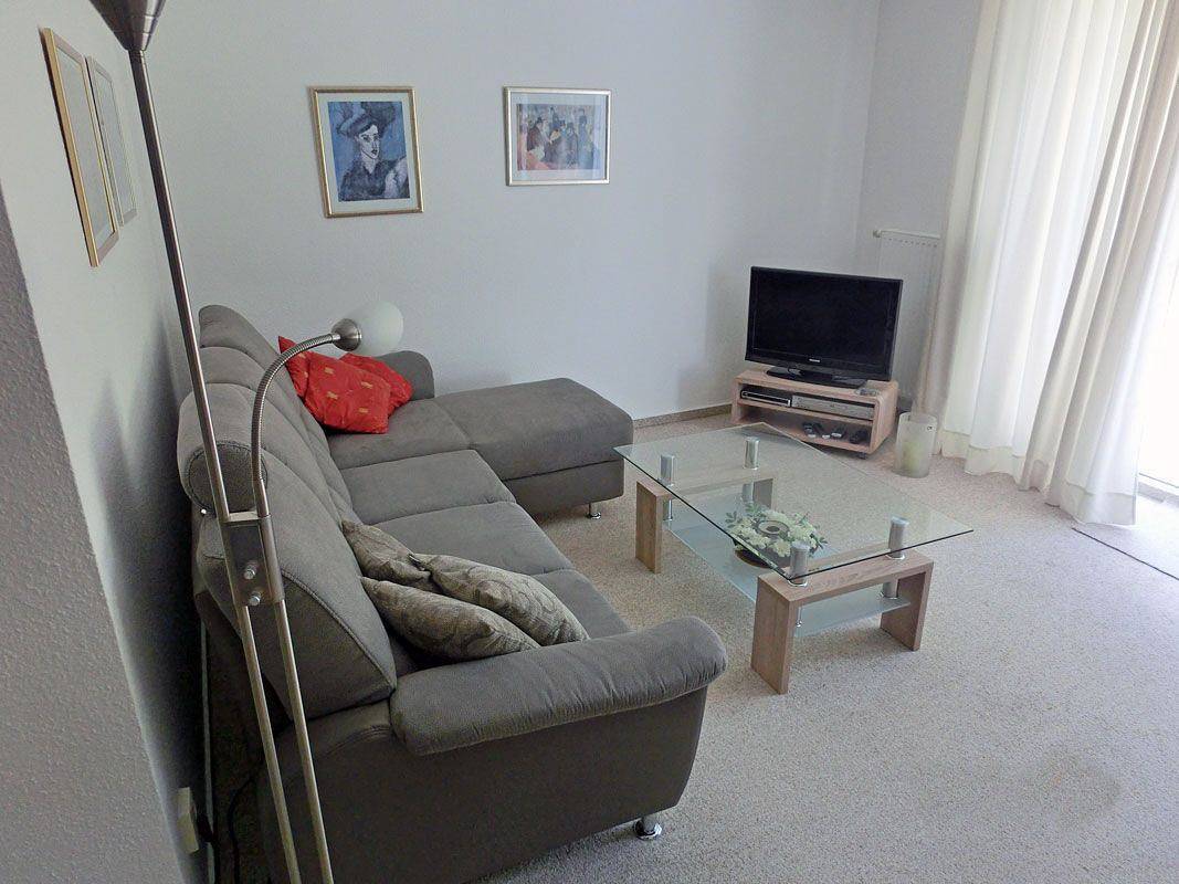 Apartamento entero, Parterre Ferienwohnung in sehr ruhiger Lage mit Waschmaschine, Terrasse in Wiek, Rügen