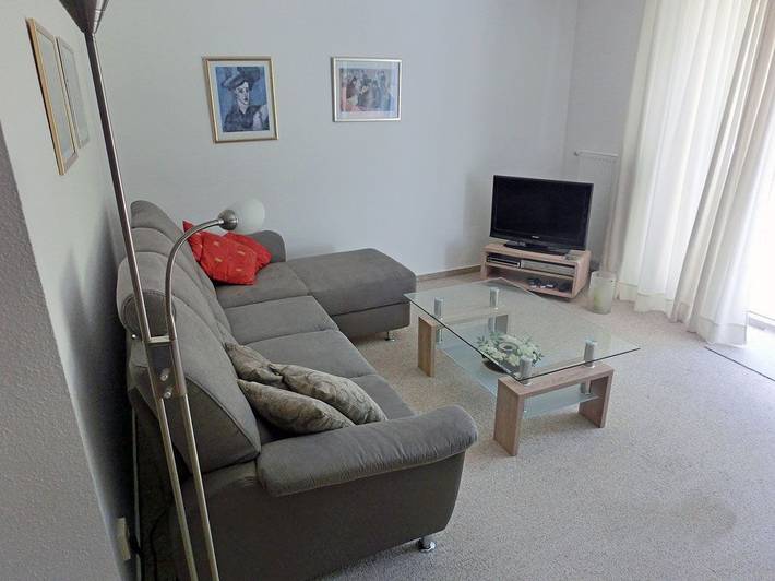 Ganze Wohnung, Parterre Ferienwohnung in sehr ruhiger Lage mit Waschmaschine, Terrasse in Wiek, Rügen