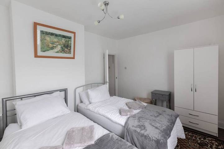 Modern 3-bed house in Portsmouth near transport & stadium - free parking included in Portsmouth, Südostengland