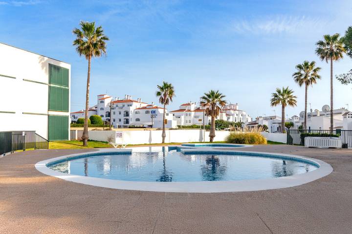 Apartamento inteiro, Apartamento 'Cala'n Bosch Planta Bj' com piscina partilhada, terraço privado e ar condicionado in Cala en Bosc, Ciutadella de Menorca