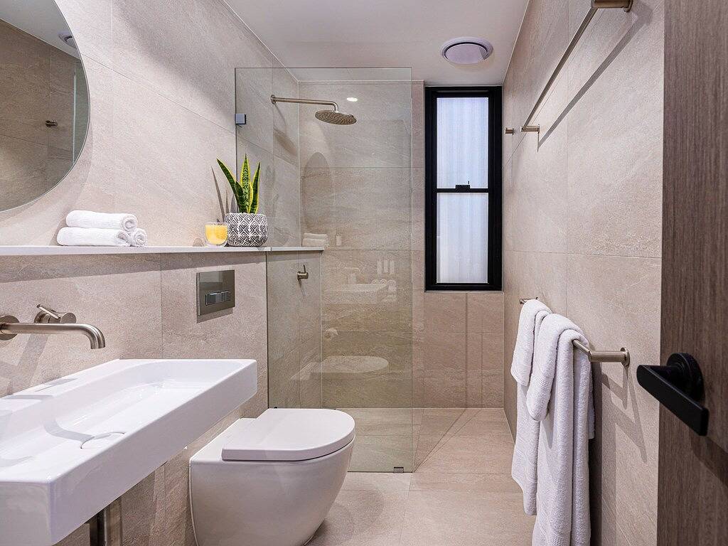 Ganze Wohnung, The Arden 6 Coogee. New Large Village View Balcony Apartment , Meters to Beach in Sydney, New South Wales