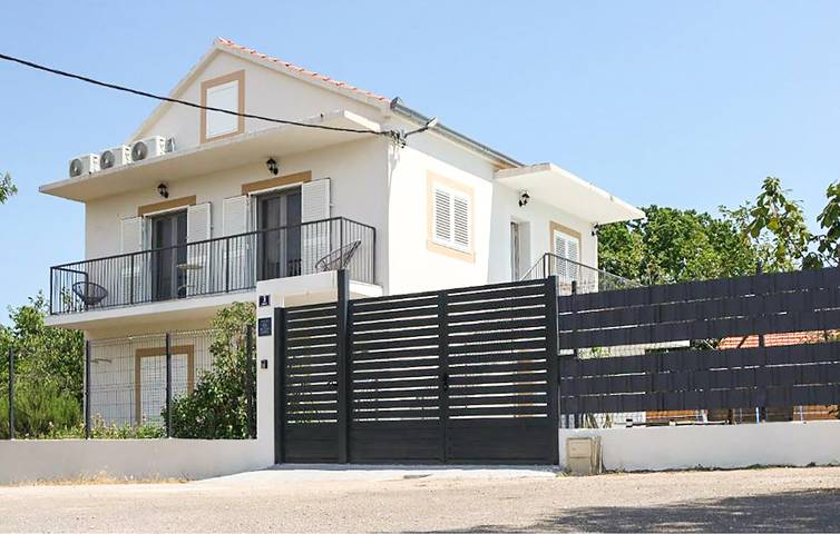 Ferienhaus für 6 Personen, mit Garten und Terrasse sowie Pool