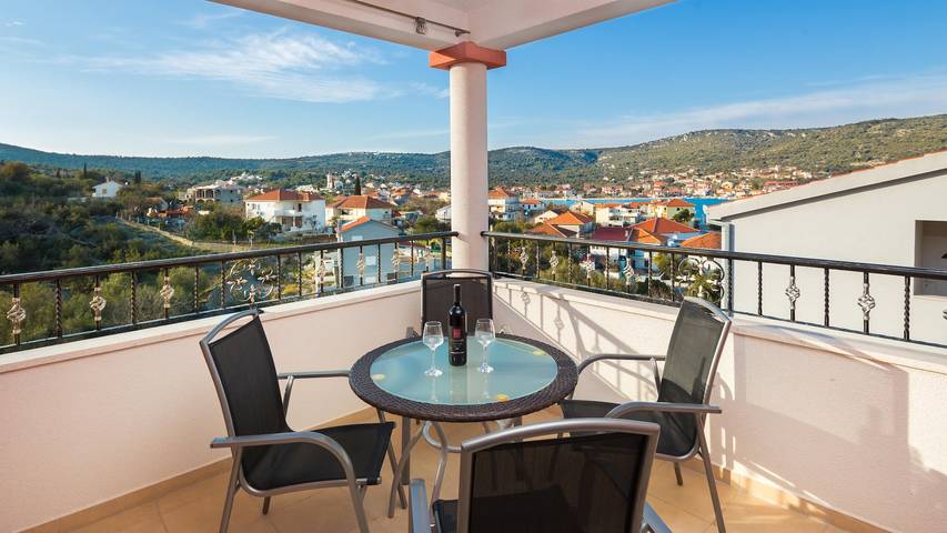 Ferienwohnung für 6 Personen, mit Balkon und Garten sowie Meerblick, kinderfreundlich in Marina