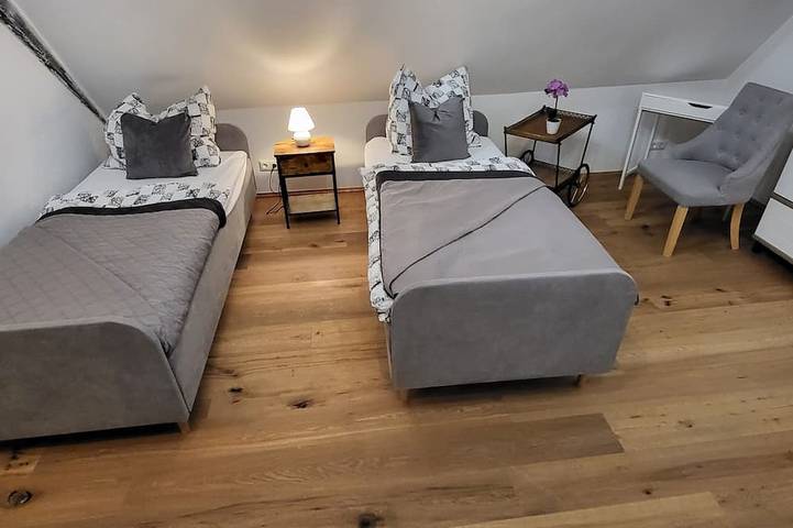 Ganze Wohnung, Geräumige Dg-Wohnung nahe Frankfurt mit 6 Einzelbetten in Babenhausen, Südhessen