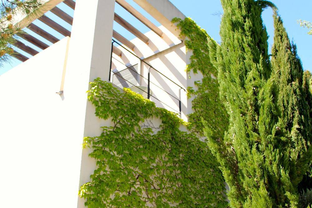 Designervilla, in Weinbergen, Anwesen (5000m2), Bäume, Swimmingpool 13m, dorfnah in Rousset-les-Vignes, Nyons und Umgebung