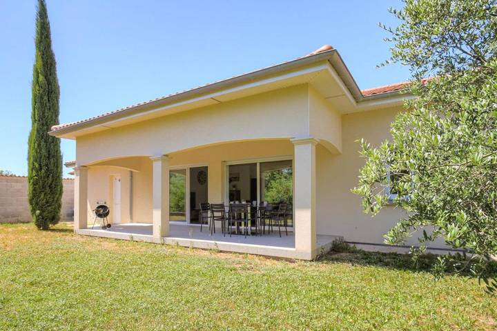 Gîte pour 8 personnes, avec terrasse et jardin à Seyssuel