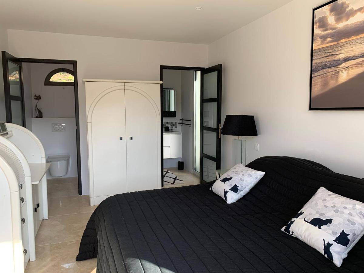 Double Room with Private Bathroom in La Romieu, Gers