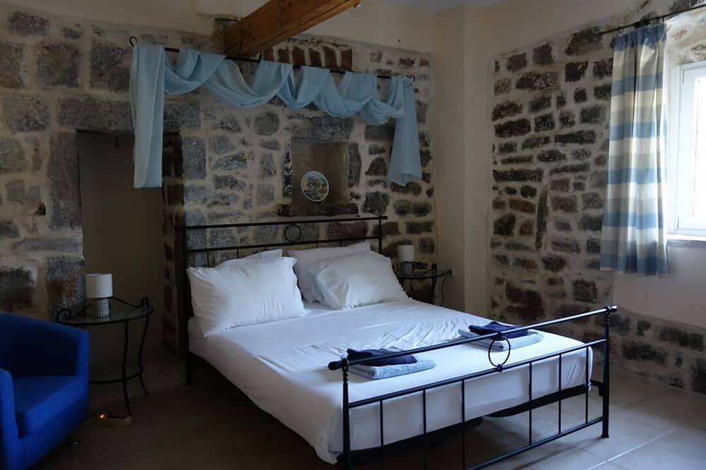 Luxury Restored Stone Villa With Private Pool, Large Gardens And Sea Views in Opština Tivat