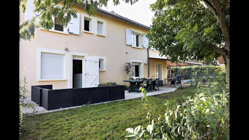 Location de vacances pour 12 personnes, avec jardin ainsi que terrasse et piscine à Saint-Marcel (Saône-et-Loire)